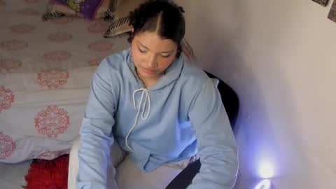 chloe_kisses online show from March 23, 11:36 am