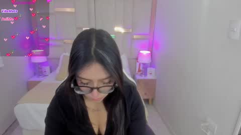 Chloe online show from February 7, 1:32 pm