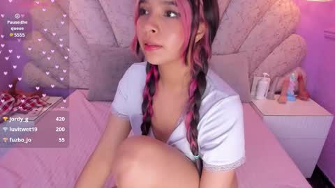 Snapshot of chloe_watson_ chatting on December 12, 2:48 am online show from December 12, 2:48 am