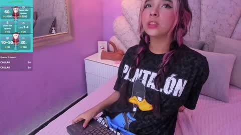 Snapshot of chloe_watson_ chatting on December 20, 1:47 am online show from December 20, 1:47 am