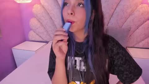 Snapshot of chloe_watson_ chatting on December 26, 9:37 pm online show from December 26, 9:37 pm