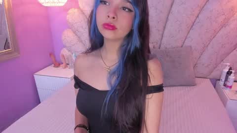 Snapshot of chloe_watson_ chatting on January 4, 8:37 pm online show from January 4, 8:37 pm