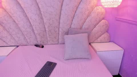 Snapshot of chloe_watson_ chatting on February 5, 10:55 pm online show from February 5, 10:55 pm