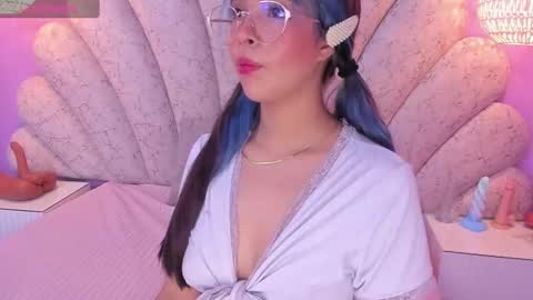 Snapshot of chloe_watson_ chatting on February 13, 7:31 pm online show from February 13, 7:31 pm