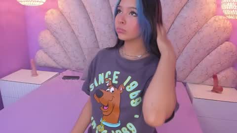 Snapshot of chloe_watson_ chatting on February 18, 6:26 pm online show from February 18, 6:26 pm