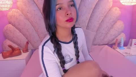 Snapshot of chloe_watson_ chatting on February 22, 9:59 pm online show from February 22, 9:59 pm