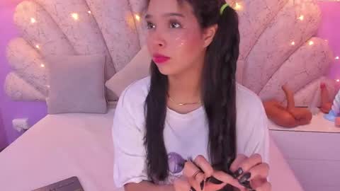 Snapshot of chloe_watson_ chatting on March 2, 8:07 pm online show from March 2, 8:07 pm