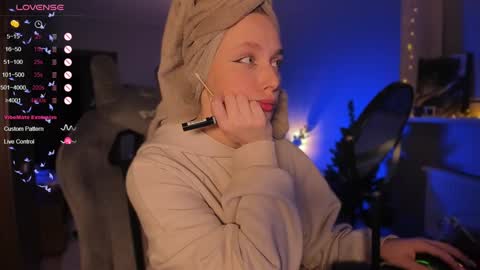 chloegins online show from December 13, 7:43 pm