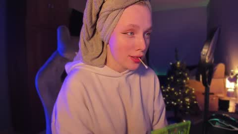 chloegins online show from December 28, 3:26 pm