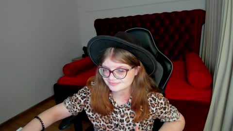 ChloeHalses online show from April 22, 6:05 am