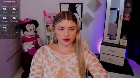 Snapshot of chloejones__ chatting on January 7, 6:03 pm Chloee online show from January 7, 6:03 pm