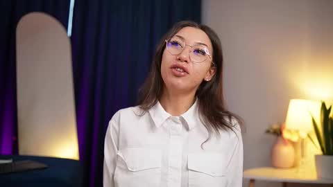 chloemin_ online show from November 15, 7:05 am