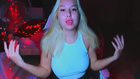 Snapshot of chloericci chatting on October 18, 2:47 am ChloeRicci online show from October 18, 2:47 am