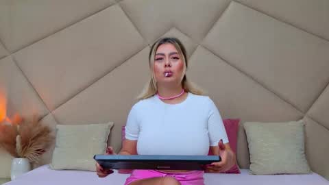 Chloe Vee online show from October 29, 6:26 am