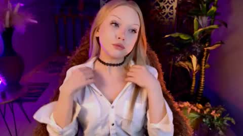 Snapshot of chloewight chatting on February 20, 9:43 am ChloeWight online show from February 20, 9:43 am