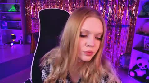 Snapshot of chloewight chatting on February 22, 2:15 pm ChloeWight online show from February 22, 2:15 pm