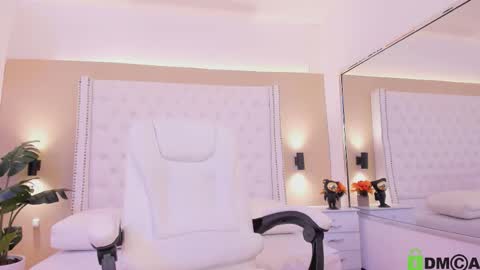 chlowe online show from December 18, 4:18 am