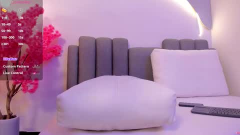 chlowe online show from February 21, 4:46 am