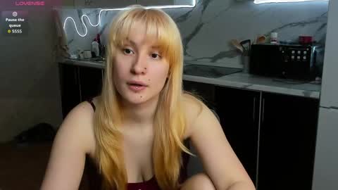 Snapshot of choco_meowx chatting on April 6, 8:26 am choco_meowx online show from April 6, 8:26 am