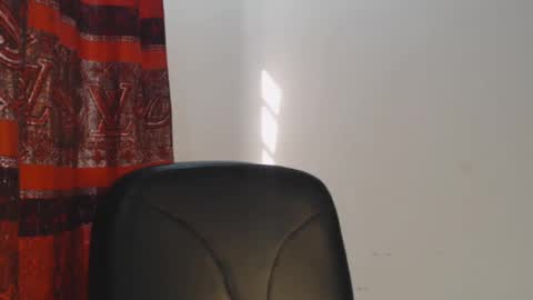 Snapshot of choco_petitqueen chatting on December 20, 9:00 am choco_petitqueen online show from December 20, 9:00 am