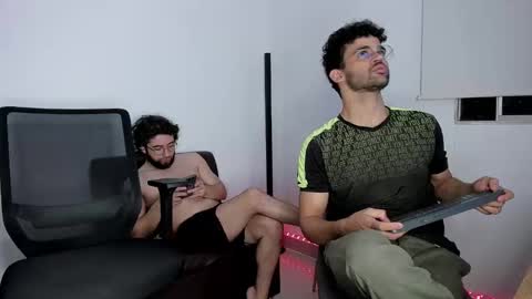 Snapshot of chrisandrew_ chatting on October 26, 2:50 am Im Chirs IM MODEL INDEPENDT online show from October 26, 2:50 am