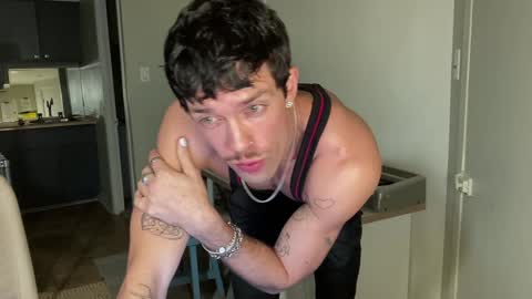 Content creator  artist online show from January 3, 7:38 am