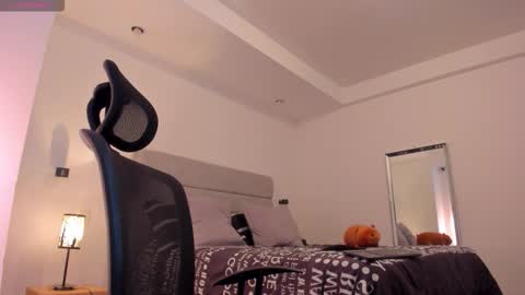 chrismorgan24 online show from November 25, 9:26 pm