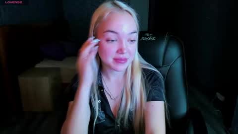 Snapshot of christy_little chatting on February 28, 8:20 am hristy3 online show from February 28, 8:20 am