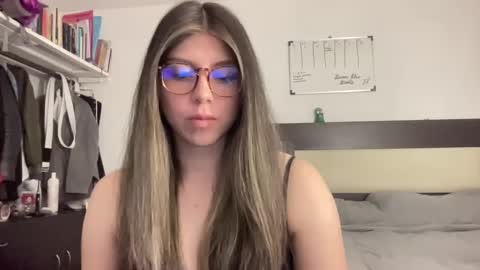 Snapshot of cind3erella chatting on December 5, 4:20 am cind3erella online show from December 5, 4:20 am