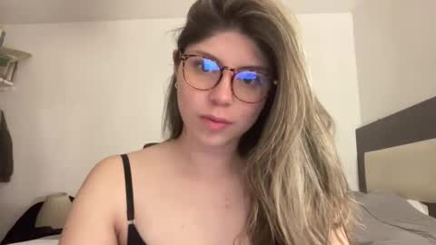 Snapshot of cind3erella chatting on January 16, 3:34 am cind3erella online show from January 16, 3:34 am