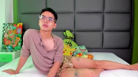 Snapshot of cinnamon_boyx chatting on March 4, 11:00 pm Cinna Boy online show from March 4, 11:00 pm