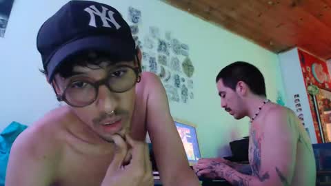 Snapshot of ciroandfinn chatting on December 24, 7:33 pm ciroandfinn online show from December 24, 7:33 pm