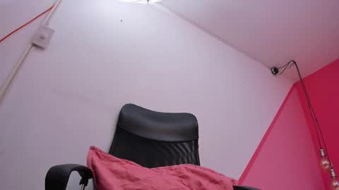 Snapshot of claire_aristizabal chatting on March 11, 6:43 am claire aristizabal online show from March 11, 6:43 am