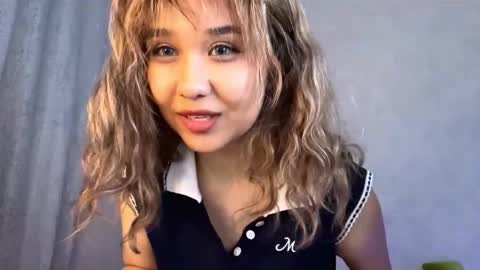 Snapshot of clary_cloud chatting on November 22, 6:18 pm Lara online show from November 22, 6:18 pm