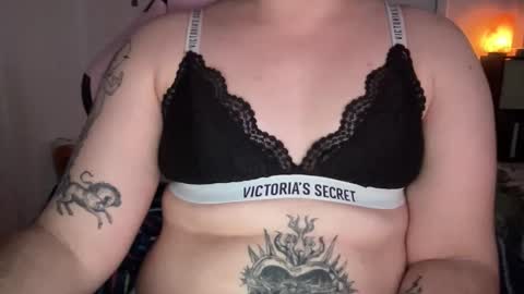 Snapshot of clatine7 chatting on December 16, 10:20 am bunny online show from December 16, 10:20 am