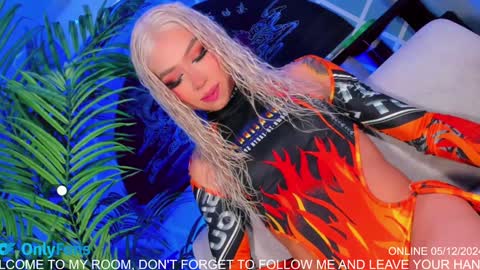 Snapshot of claudia_cooper chatting on December 6, 1:07 am online show from December 6, 1:07 am