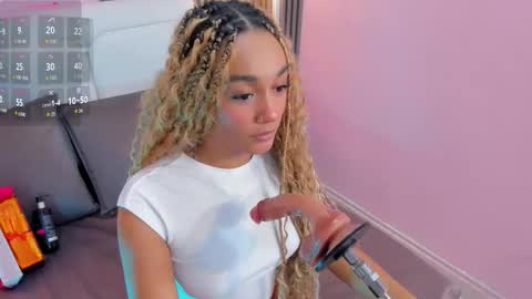 Snapshot of clawdeen__wolf chatting on December 17, 8:48 pm clauwdeen wolf online show from December 17, 8:48 pm