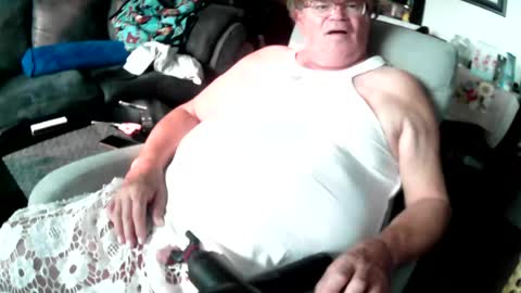 cleoiscuming online show from July 24, 1:42 pm