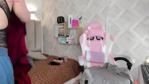 clhoe_johnson_ online show from March 5, 12:12 pm