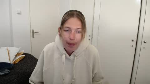 Syl  online show from March 29, 3:01 pm