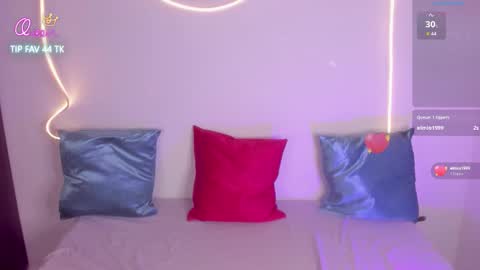 Snapshot of cloe_25 chatting on February 10, 10:58 pm cloe_25 online show from February 10, 10:58 pm