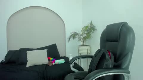 Snapshot of cloe_amazingg chatting on December 15, 2:43 pm Cloe online show from December 15, 2:43 pm