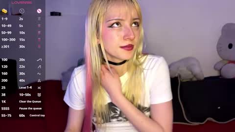 Snapshot of cloe_five chatting on October 22, 11:04 pm CLOE online show from October 22, 11:04 pm