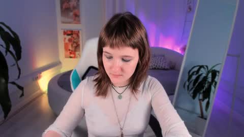 Snapshot of clover_red chatting on December 4, 4:49 pm Clover follow me online show from December 4, 4:49 pm