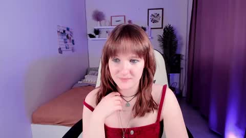 Snapshot of clover_red chatting on February 6, 5:19 pm Clover follow me online show from February 6, 5:19 pm