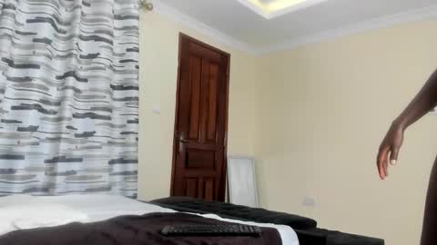 Snapshot of coco_leila chatting on February 11, 6:19 am coco_leila online show from February 11, 6:19 am