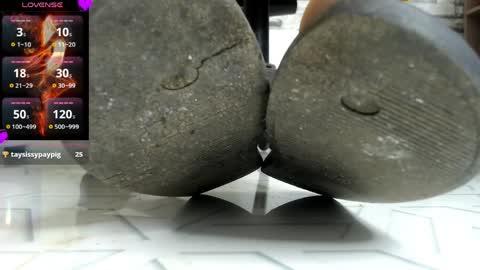 Snapshot of coffee_hot chatting on April 3, 3:10 pm laurita online show from April 3, 3:10 pm