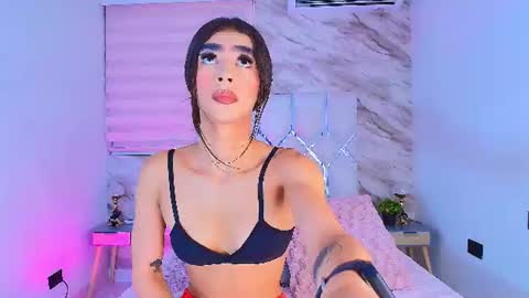 Snapshot of colett_hall chatting on June 17, 11:56 am colett online show from June 17, 11:56 am