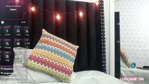 Snapshot of colombia_mommy_ chatting on December 12, 3:37 pm GRETCHEN online show from December 12, 3:37 pm