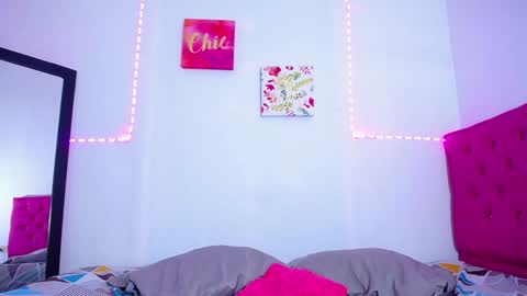 Snapshot of colombianmiilf_ chatting on December 17, 12:12 am Nahomi online show from December 17, 12:12 am